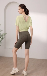 Gros plan du haut de sport en Tencel à dos ouvert et short de yoga à taille haute
