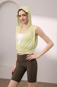Gilet de yoga vert clair pour femmes avec design croisé à la taille et tissu respirant et léger