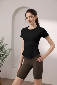 Dettaglio della maglietta da yoga in nylon e pantaloncini fitness marroni da donna