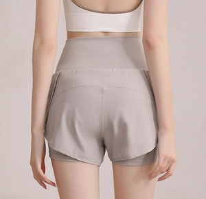 Vue arrière du short de sport gris taille haute avec design double couche anti-exposition