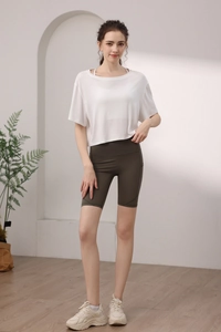 Détail d'un haut de yoga ample en modal avec short de cyclisme taille haute vert olive