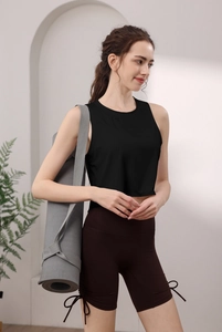 Détail d'un crop top côtelé noir et d'un short de cycliste marron café pour le yoga fitness