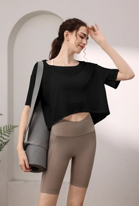 Nahaufnahme des leichten schwarzen Yoga-T-Shirts mit taubengrauen Fitness-Shorts