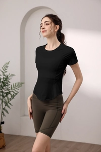 Dettaglio della t-shirt da yoga nera slim fit ad asciugatura rapida con orlo curvo