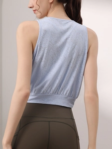 Women's jacquard yoga vest top and high-waisted gym leggings set in light blue texture
