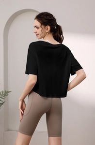 Detailansicht khakifarbene Radlerhose mit hoher Taille und Seitentasche und schwarzes Sportshirt