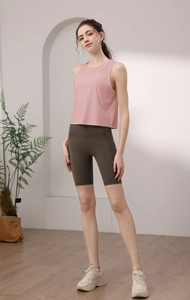 Gilet sportivo in nylon e pantaloncini da yoga oliva con tasche laterali su modella