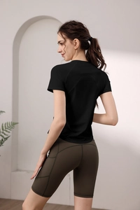 Dettaglio del top da yoga in nylon con tasca laterale per cellulare sui pantaloncini