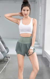 Vue détaillée d'un ensemble short de fitness taille haute et brassière de sport