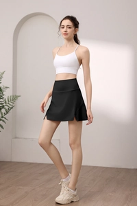 Top sportivo bianco e gonna pantalone nera a vita alta per fitness e yoga da donna completo