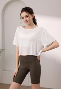 Détail du short de cyclisme taille haute vert olive avec poche latérale sur le modèle