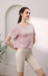 Nahaufnahme von rosa Tencel-Sport-Crop-Top und cremefarbenen Biker-Shorts-Set