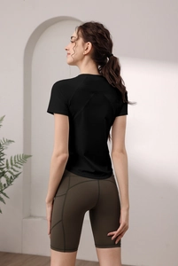 T-shirt da yoga nera aderente e pantaloncini a vita alta oliva con tasche laterali