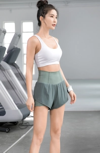 Détail du short de sport vert à taille haute avec large ceinture sur un mannequin
