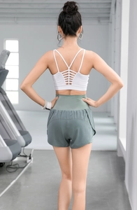 Vue détaillée du short de sport taille haute avec soutien-gorge à lanières dans une salle