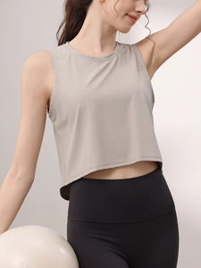 Débardeur court côtelé gris clair et leggings noirs taille haute pour le yoga et le fitness