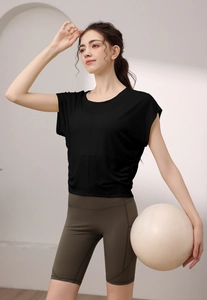 Λεπτομέρεια από Tencel yoga top με μανίκια νυχτερίδα και ποδηλατικό σορτς με πλαϊνή τσέπη