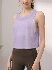 Atmungsaktives lila Sport-Tanktop für Damen mit Racerback-Design für Yoga und Pilates