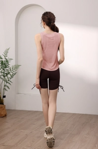 Vista posteriore della canotta sportiva in Lyocell rosa e pantaloncini con coulisse per fitness