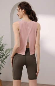Dettaglio del gilet sportivo in nylon rosa senza schienale e pantaloncini da fitness