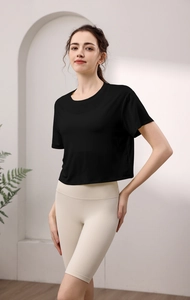 Detailansicht des hochwertigen schwarzen Crop-Tops und beigen Yoga-Sets für Damen