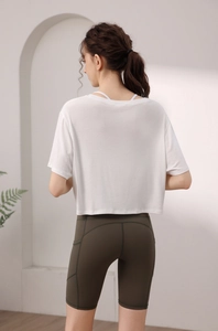 Détails du haut de yoga blanc en modal avec épaules tombantes et tissu respirant