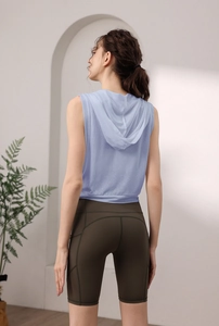 Vue arrière du débardeur de yoga lilas à capuche avec cordon de serrage et short de cycliste