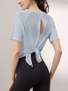 T-shirt de yoga bleu clair pour femmes avec dos ouvert, fente latérale et nœud