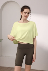 Détail du haut de yoga en modal jaune citron avec un short de sport taille haute