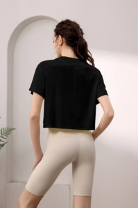 Rückansicht eines schwarzen bauchfreien Sport-T-Shirts mit vertikaler Naht und Stoff