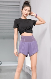Short de sport violet double couche taille haute et t-shirt noir noué pour fitness