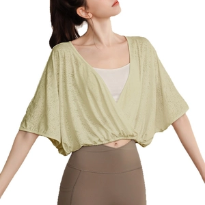 Women's jacquard batwing sleeve sports top for yoga and fitness training in light beige