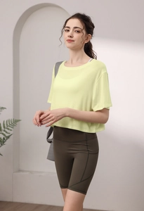 Détail du haut de yoga ample en modal et short taille haute en tissu respirant