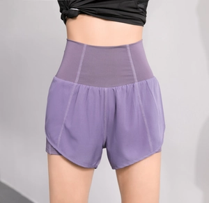 Détail du short de sport violet à taille haute avec design double couche et ourlet fendu