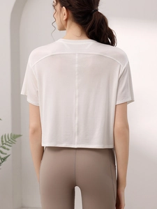 Damen Sportset mit weißem T-Shirt und taupefarbenen Yoga-Leggings mit hoher Taille