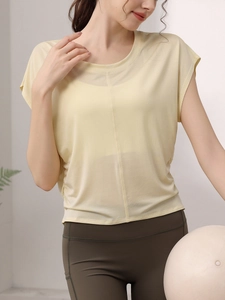Χαλαρό κίτρινο yoga t-shirt με μανίκια νυχτερίδα και λαδί κολάν γυμναστικής