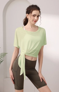 Détail du haut de yoga en tencel avec texture en maille respirante et nœud latéral ajusté