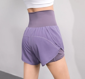 Vue détaillée du short de sport violet taille haute 2-en-1 avec doublure anti-exposition