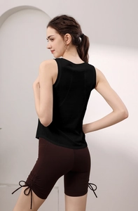 Dettaglio dei pantaloncini sportivi a vita alta con lacci laterali e vestibilità slim