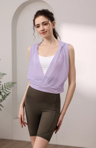 Détail du haut à capuche en mesh lavande avec brassière blanche et short de sport vert