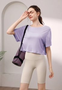 Détail d'un haut de yoga ample en modal violet clair avec short de sport taille haute