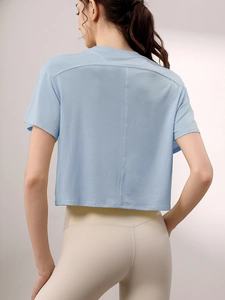 Damen Sport-T-Shirt aus Tencel in Hellblau mit kurzem Schnitt und Nahtdetail am Rücken