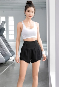 Détail du short de sport taille haute avec design double couche anti-exposition pour yoga