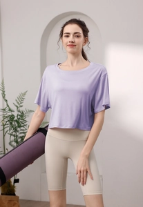 Gros plan d'un haut de yoga lilas avec short taille haute et tapis de yoga violet