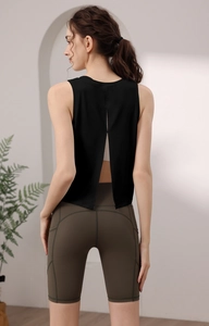 Dettaglio del gilet sportivo nero con elegante spacco posteriore e look a strati