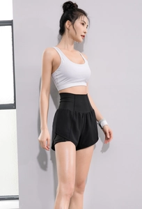 Détail du short de sport taille haute avec doublure et large ceinture élastique