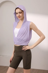 Détail du débardeur de yoga lavande avec capuche, ourlet croisé et tissu respirant
