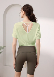 Détail du haut de sport en Tencel avec grand dos ouvert en V et design à lacets élégant