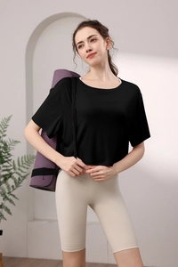 Gros plan sur un t-shirt de yoga court en modal noir pour femme avec col rond et tissu respirant