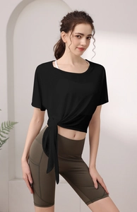 Détail du haut de yoga ample avec nœud latéral et short de cyclisme taille haute olive